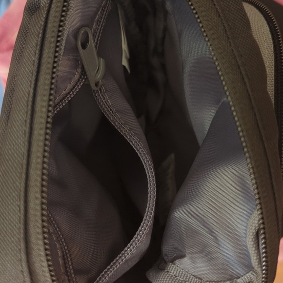 New Balance Sling Bag NWT - Picture 5 of 5